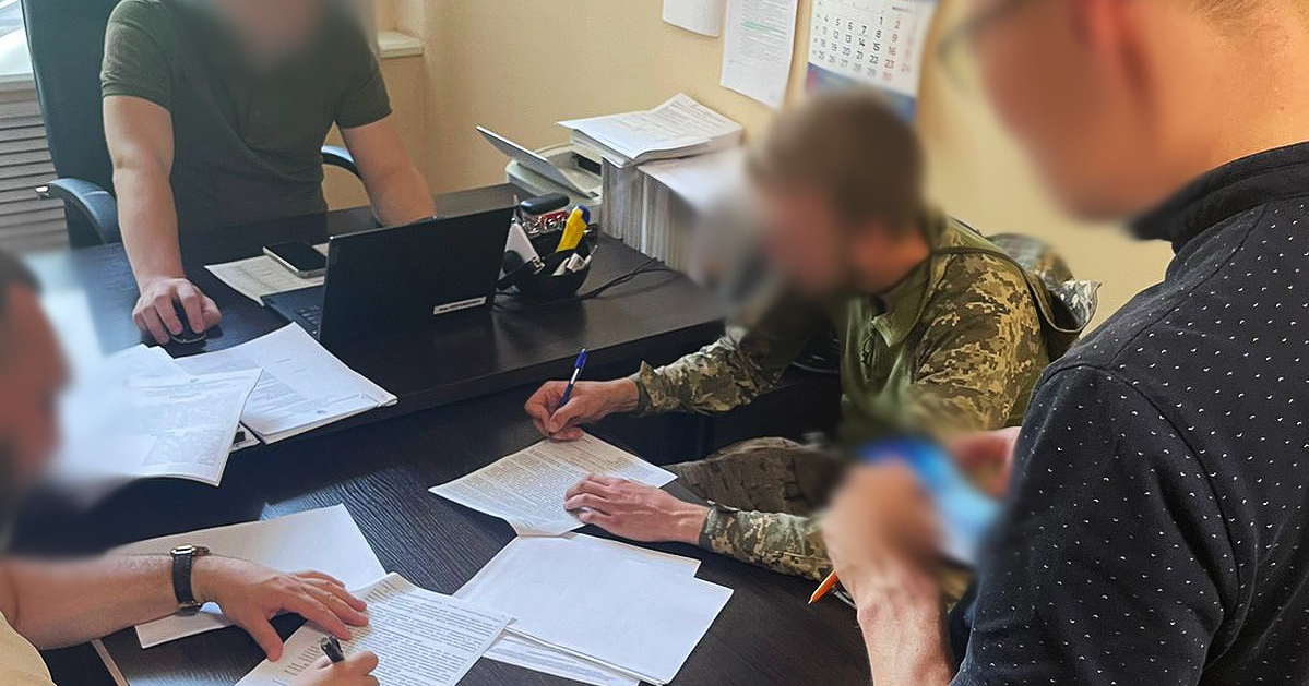 Командир розвідки на Дніпропетровщині здав військове майно у ломбард_1