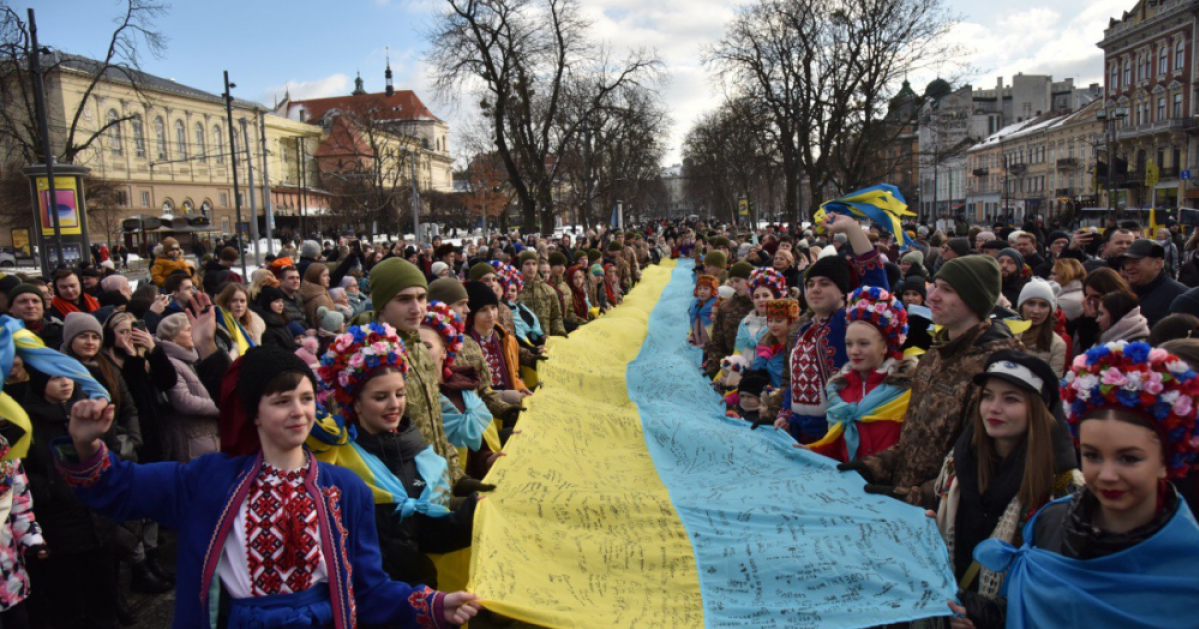 У Львові розгорнули найбільший державний прапор з побажаннями від військових та дітей
